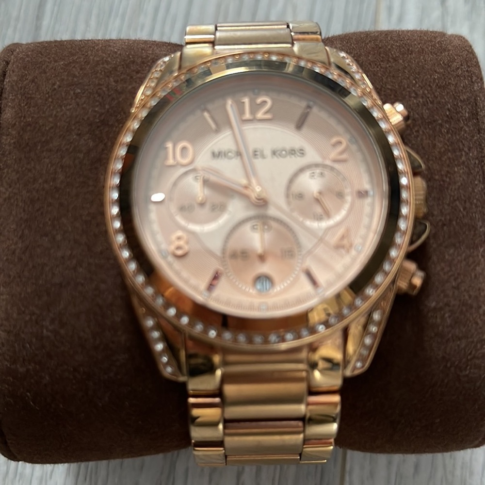 Michael Kors rose gold  tone watch with extra links and box